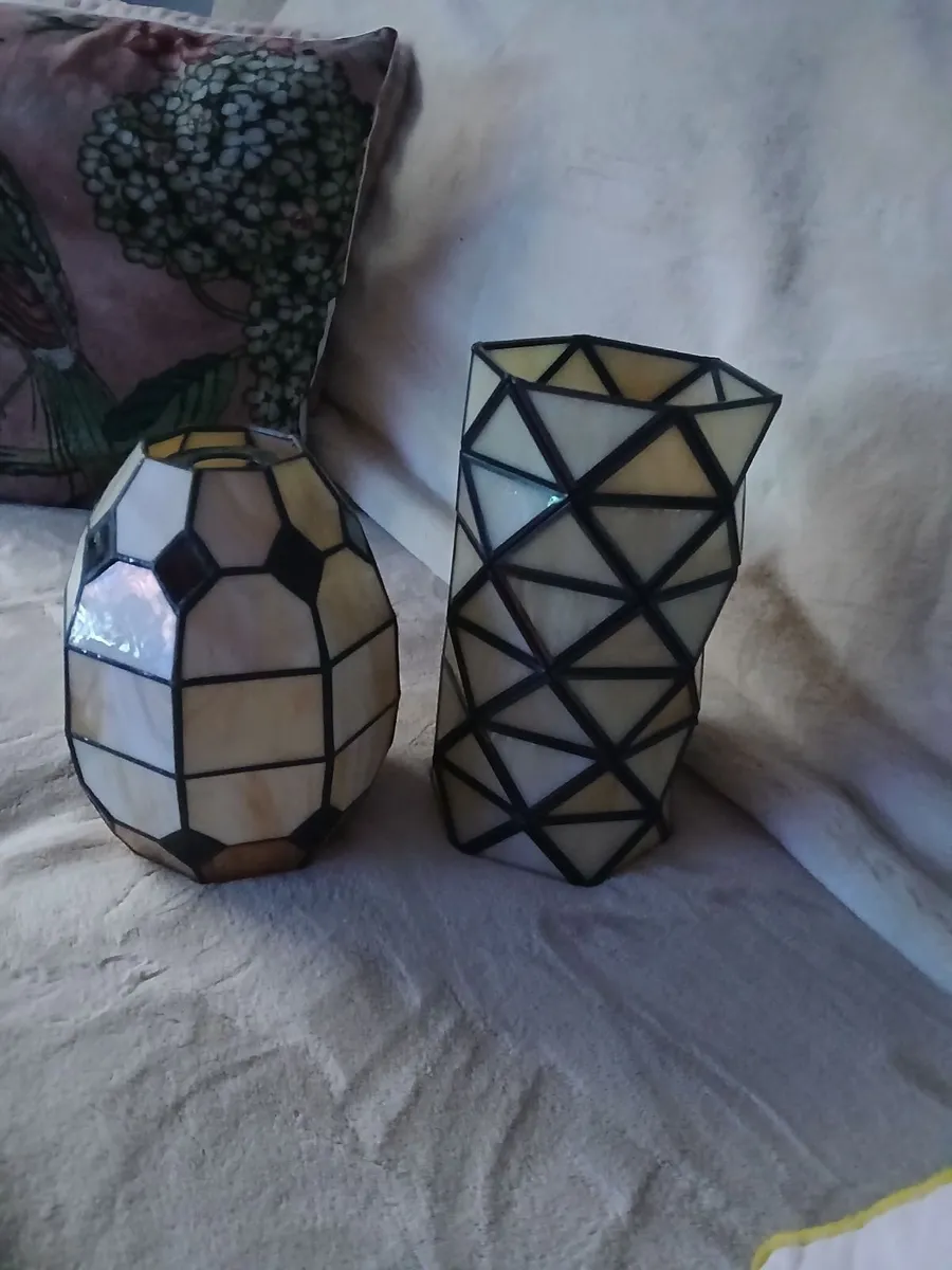 Tiffany style stain glass lampshades - Image 1