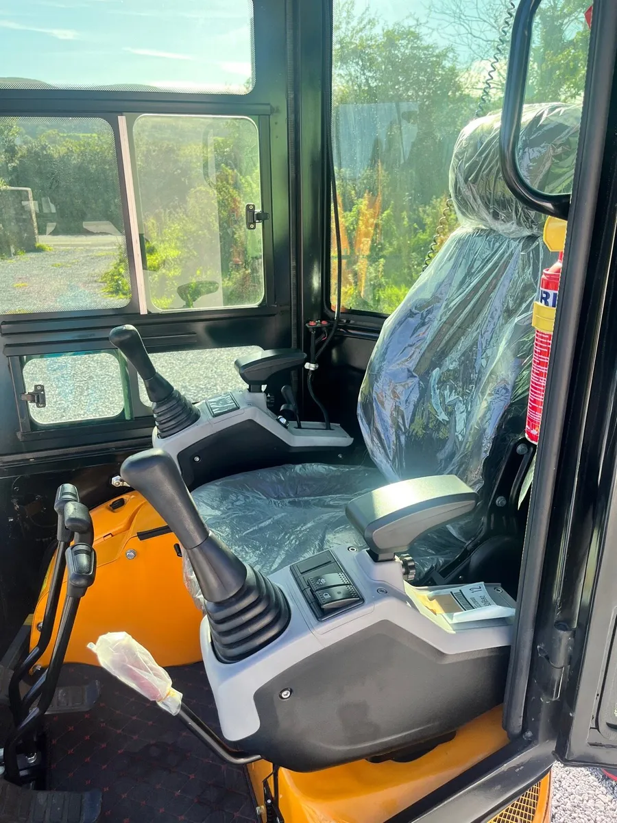 Kubota Powered Hightop HT18 Mini Digger - Image 4