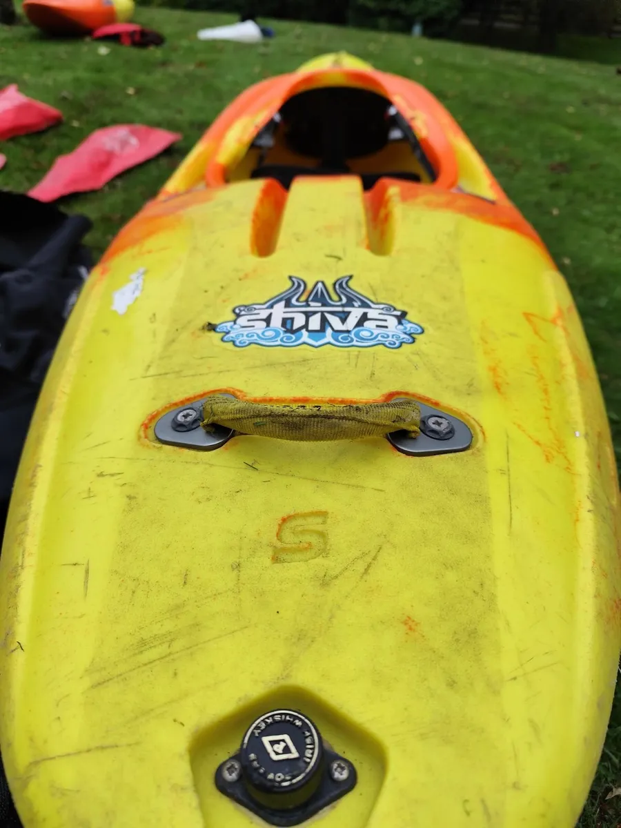 Creeker Kayak (Pyranha), Paddle and Gear - Image 3