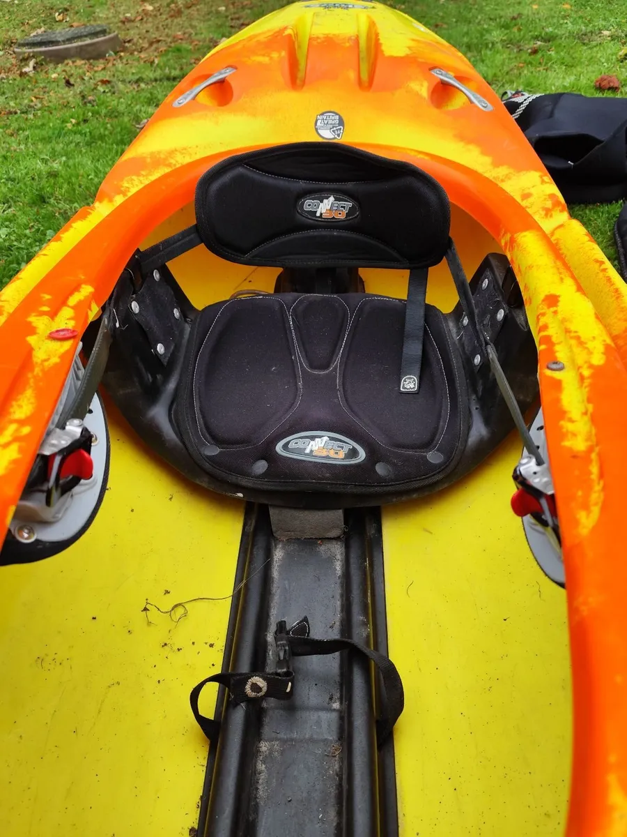 Creeker Kayak (Pyranha), Paddle and Gear - Image 2