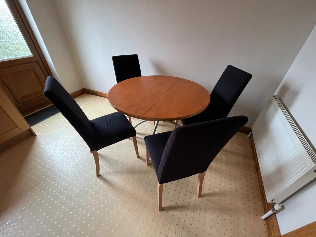 Table and 4 chairs - Image 1