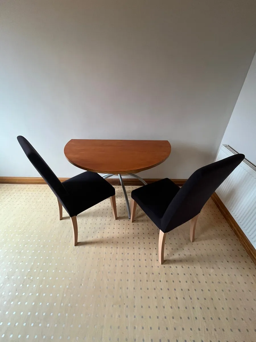 Table and 4 chairs - Image 2