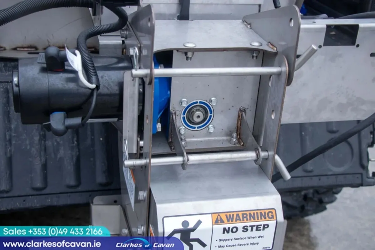 SnowEx Helixx Stainless Steel RTV Salt Spreader - Image 3