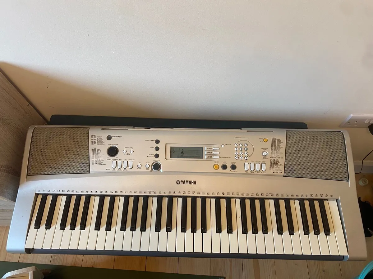 Yamaha PSR-E313 Electronic Keyboard - Image 1