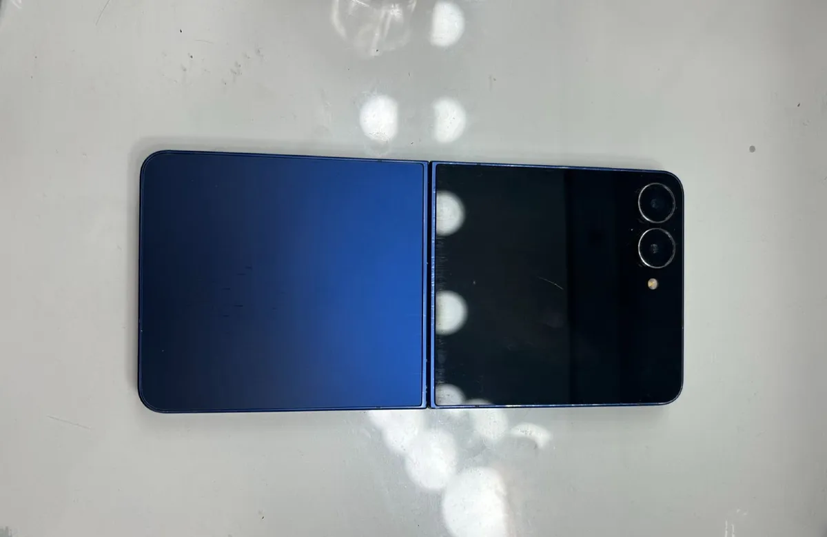 Samsung Z Flip 7 256GB - Image 3