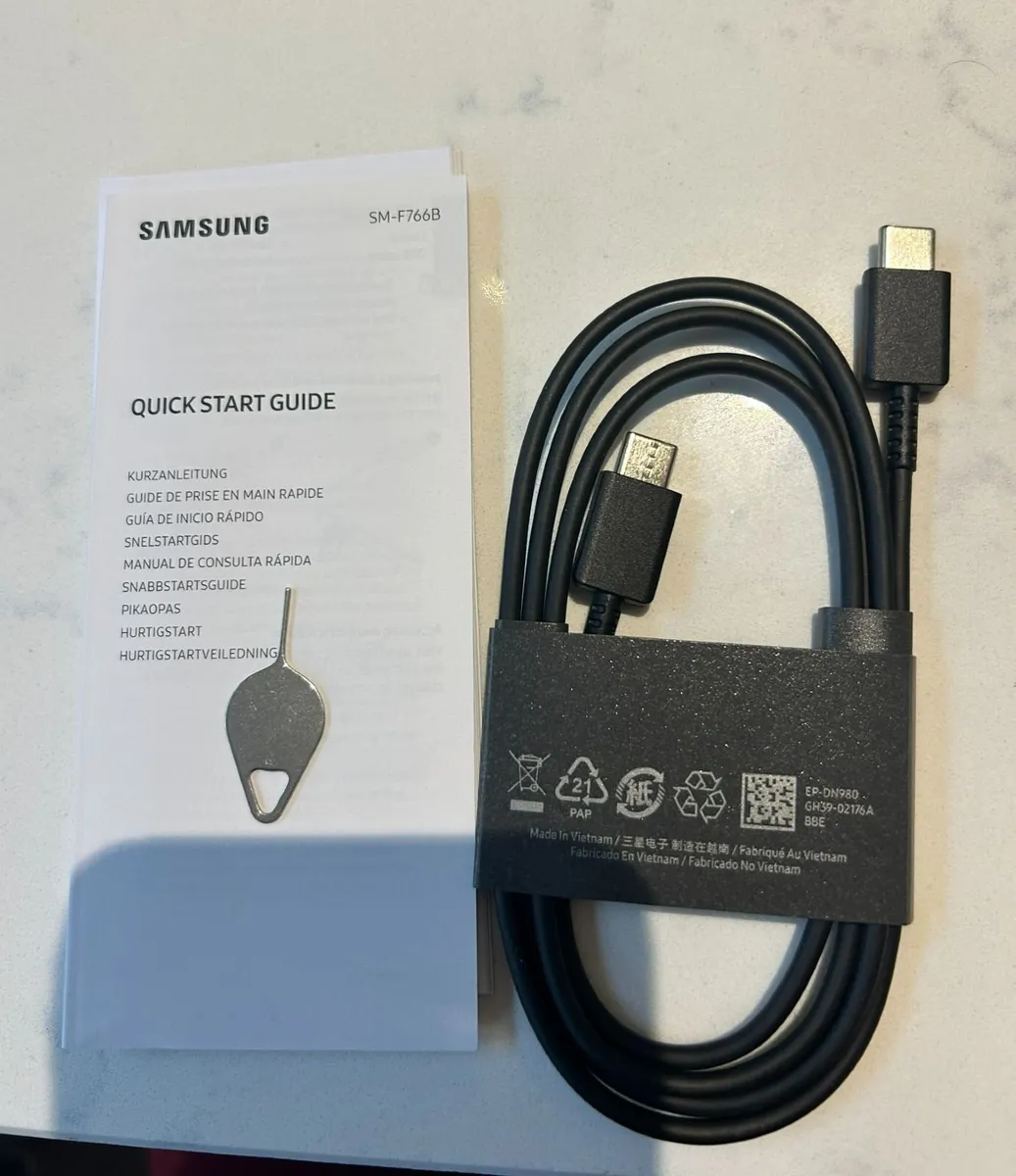 Samsung Z Flip 7 256GB - Image 2