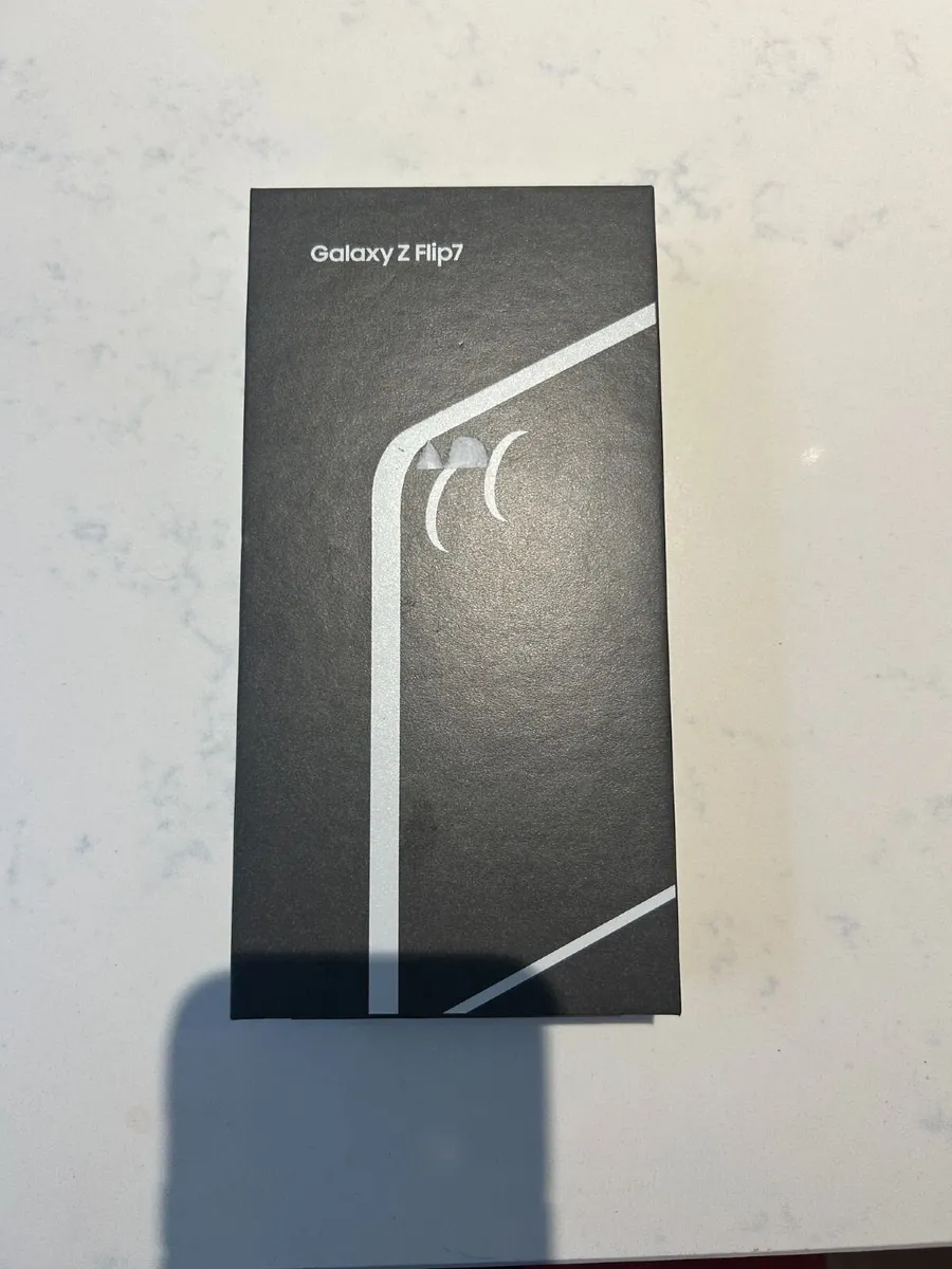 Samsung Z Flip 7 256GB - Image 4