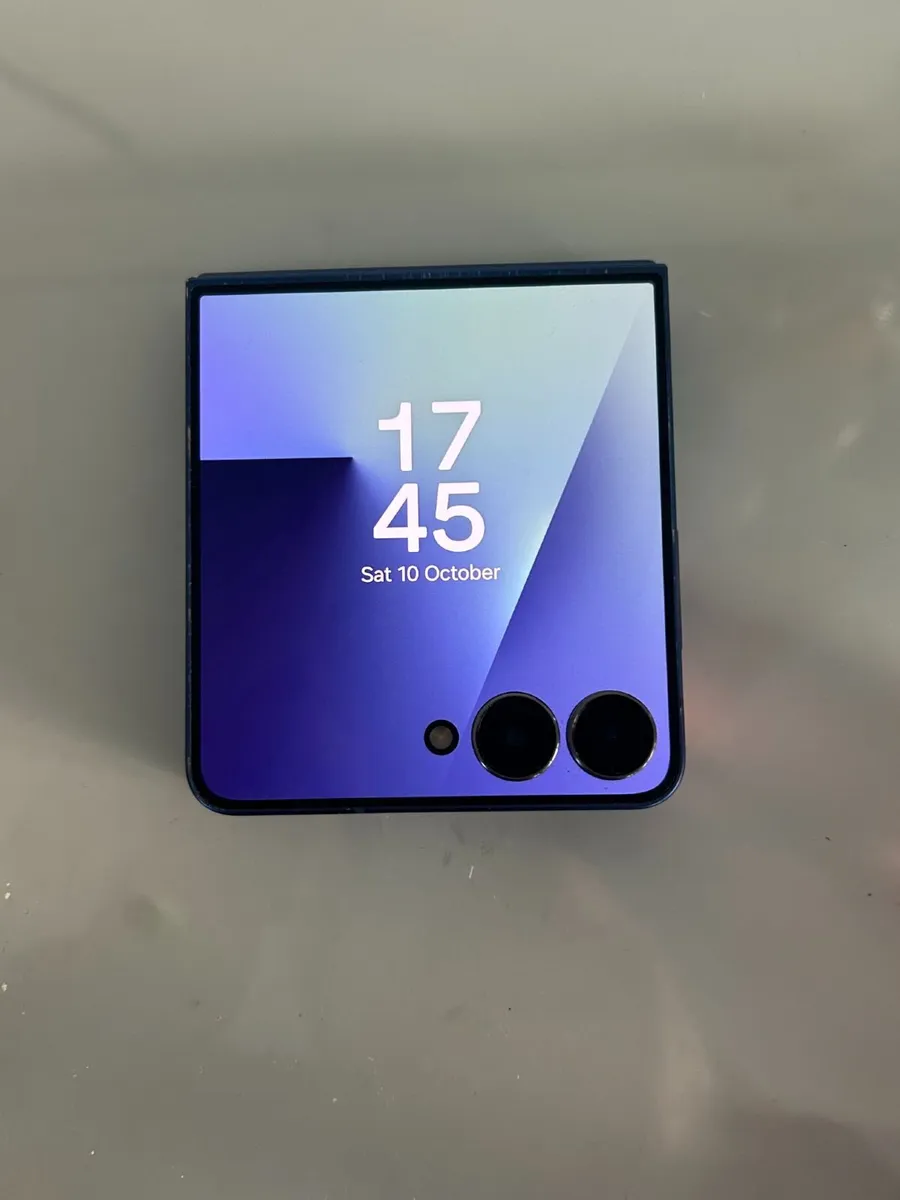Samsung Z Flip 7 256GB - Image 1