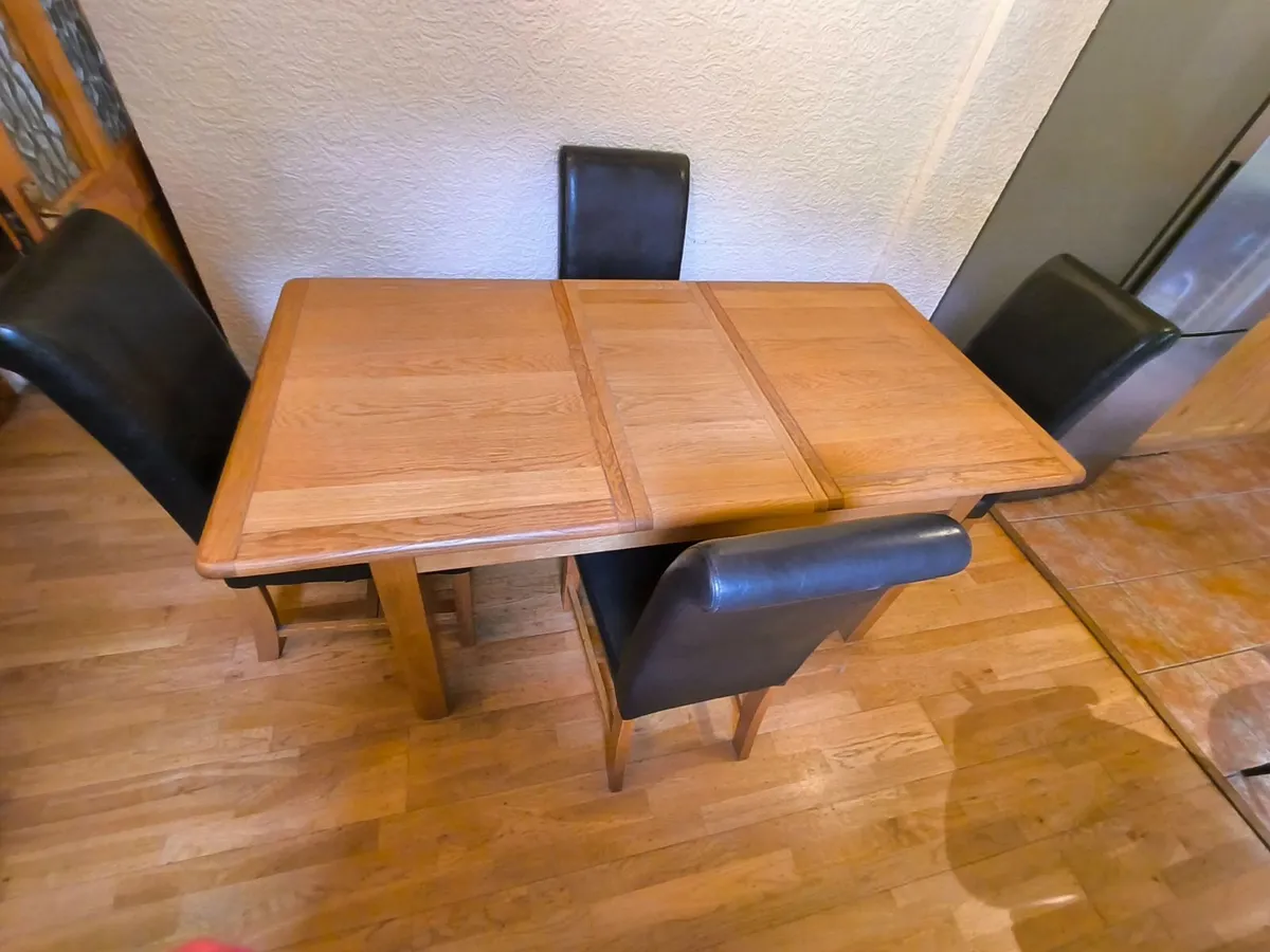 Extendable Oak Dining Table with 4 chairs - Image 3