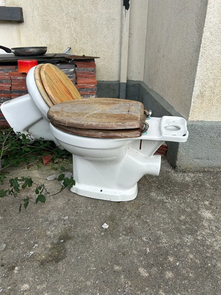 Toilets and sinks - Image 3