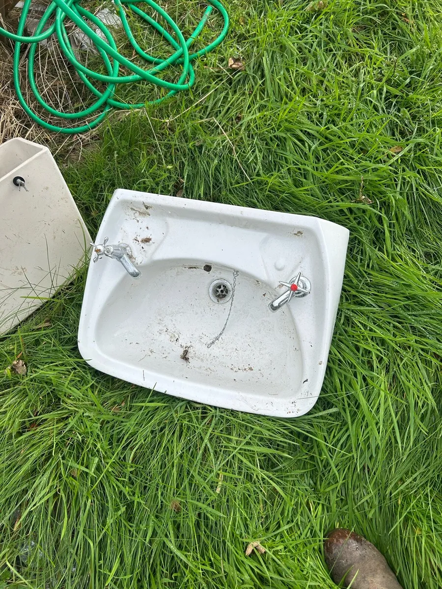 Toilets and sinks - Image 4