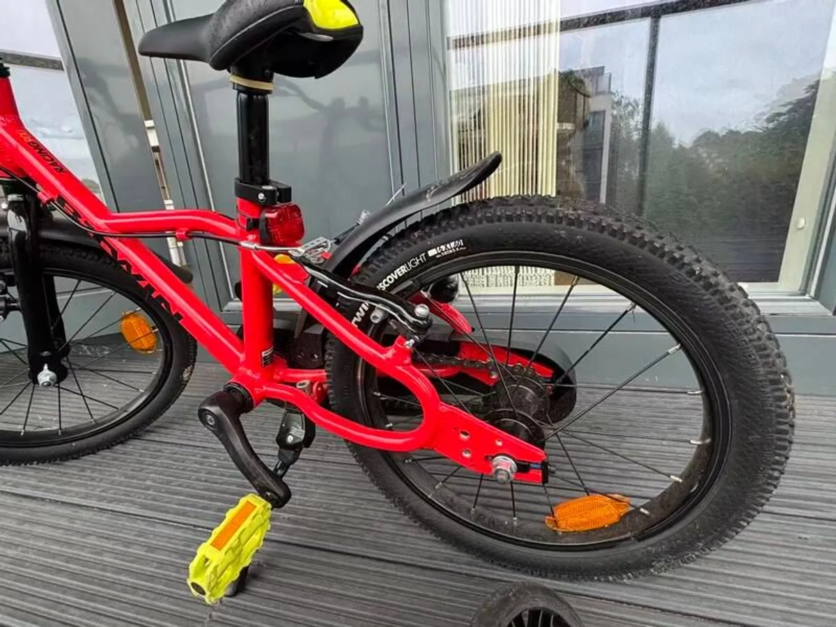 B'TWIN Racing 900 kids bike with stabilisers - Image 3