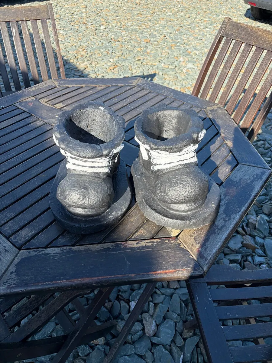 2 concrete boots flower pots - Image 3