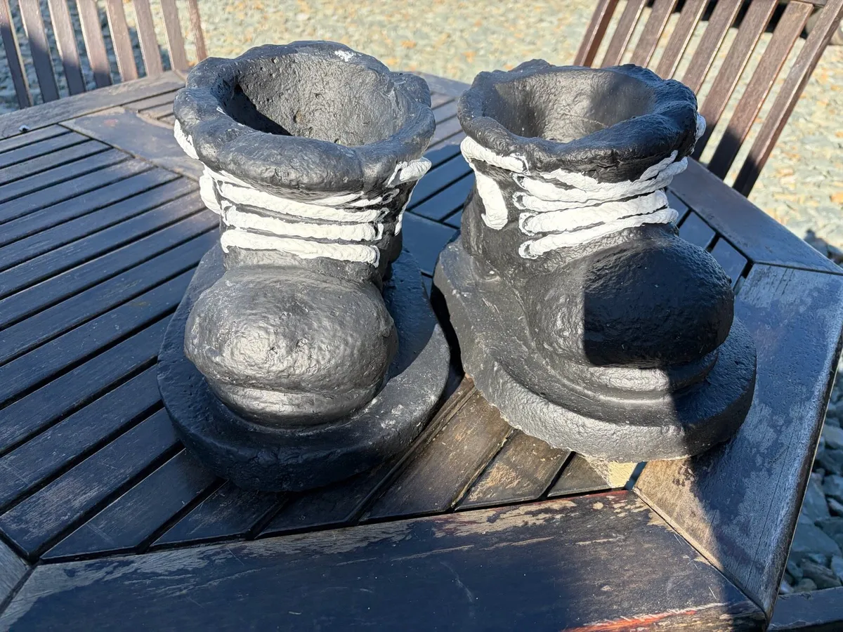 2 concrete boots flower pots - Image 4