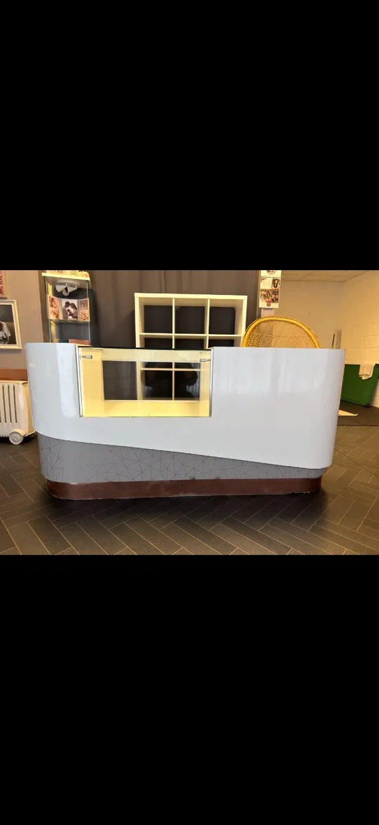 Reception desk - Image 1