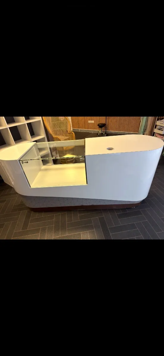 Reception desk - Image 2