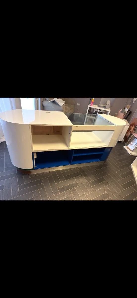 Reception desk - Image 3