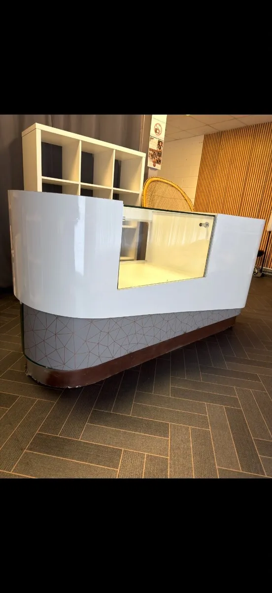 Reception desk - Image 4
