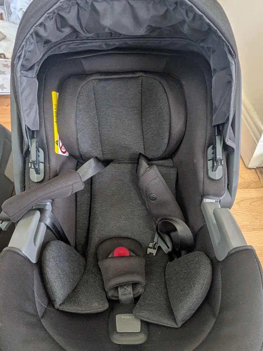 Silver cross carseat with isofix base - Image 2