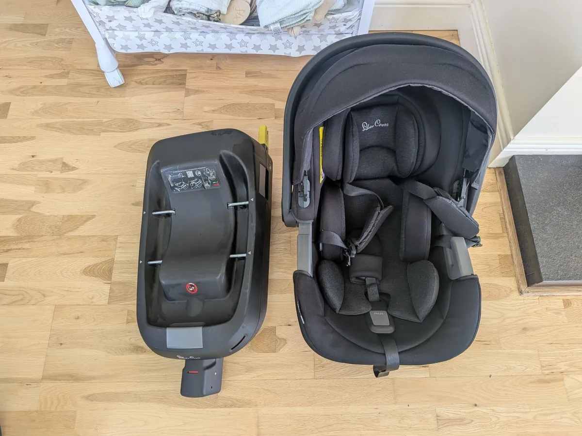 Silver cross carseat with isofix base - Image 3
