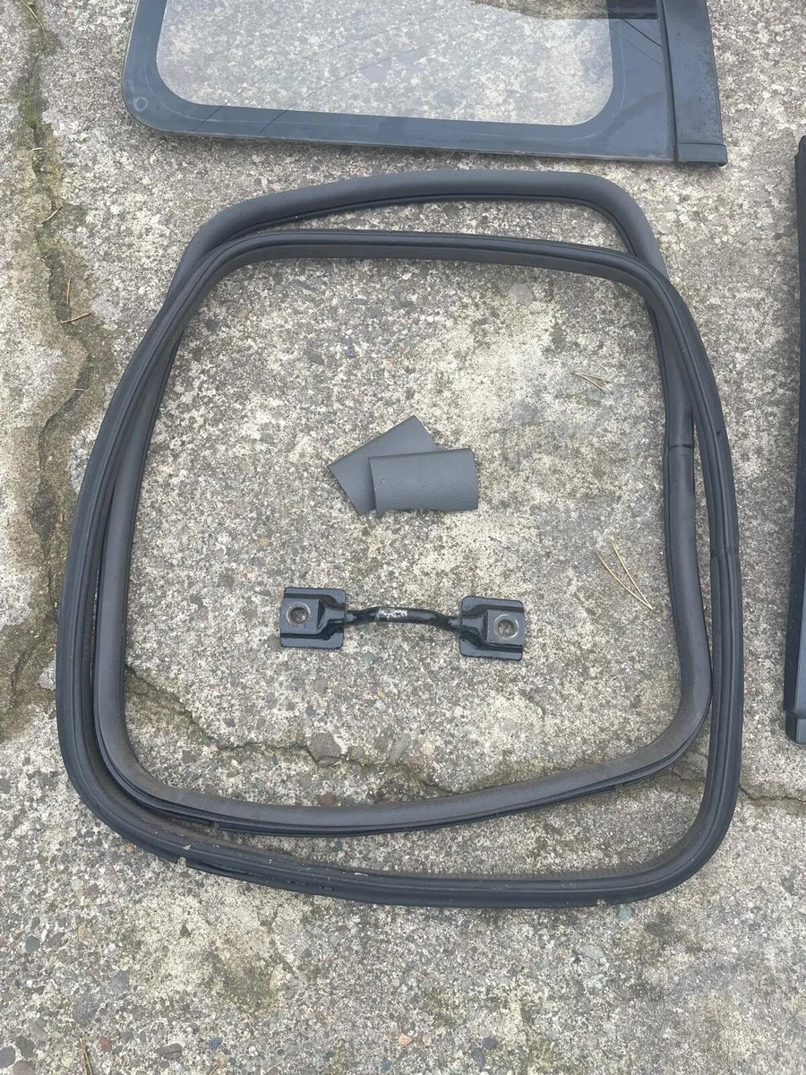 Isuzu trooper rear seats - Image 2
