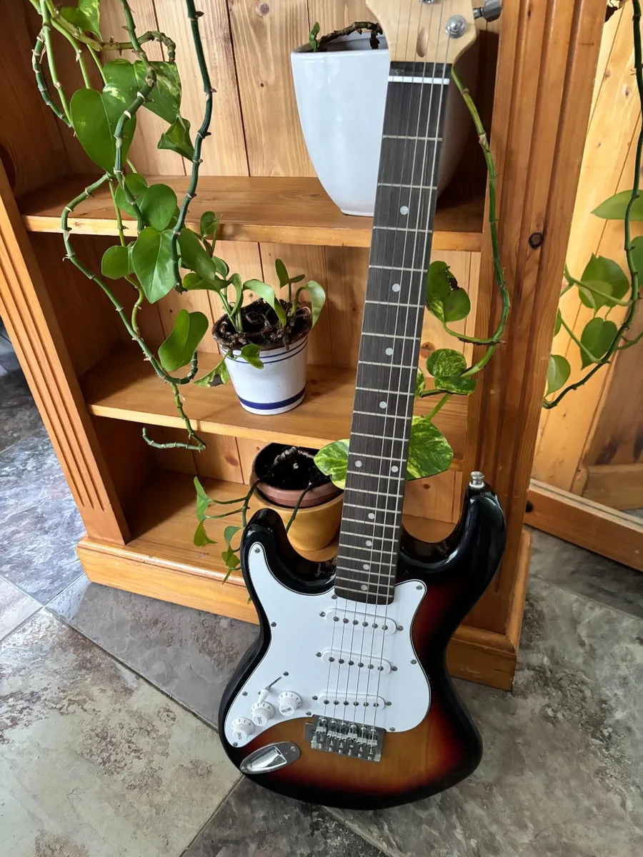 Gear 4 Music 3/4 sized, left-handed strat guitar - Image 2