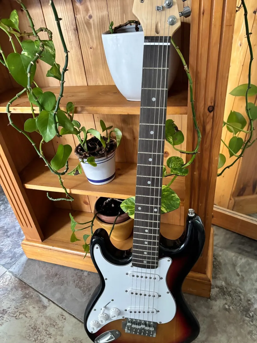 Gear 4 Music 3/4 sized, left-handed strat guitar - Image 1