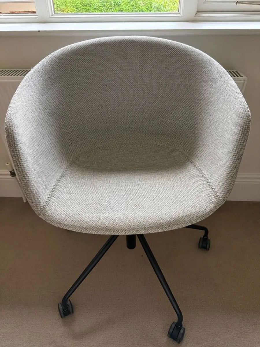 Desk chair with wheels Kave home - Image 1