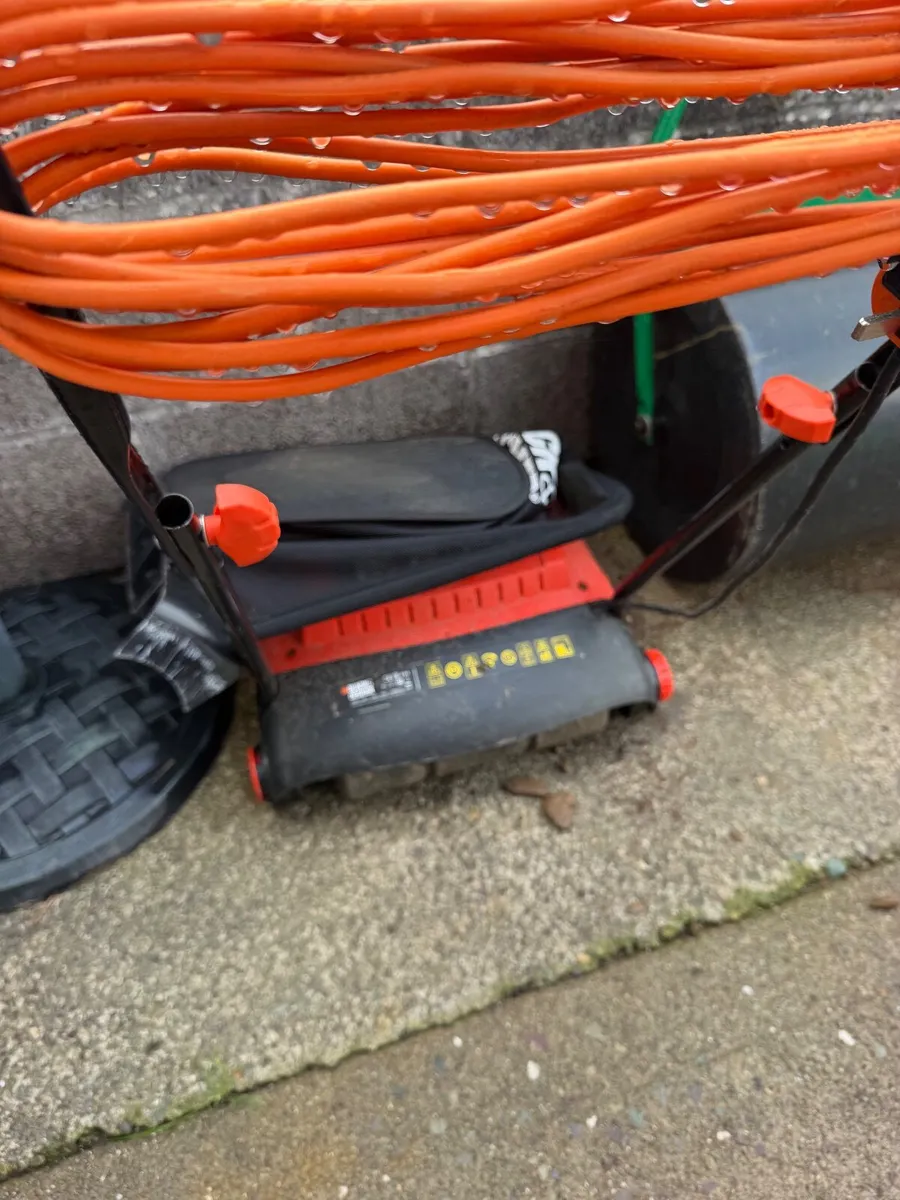 Black & Decker 600W Lawn Raker - Image 2