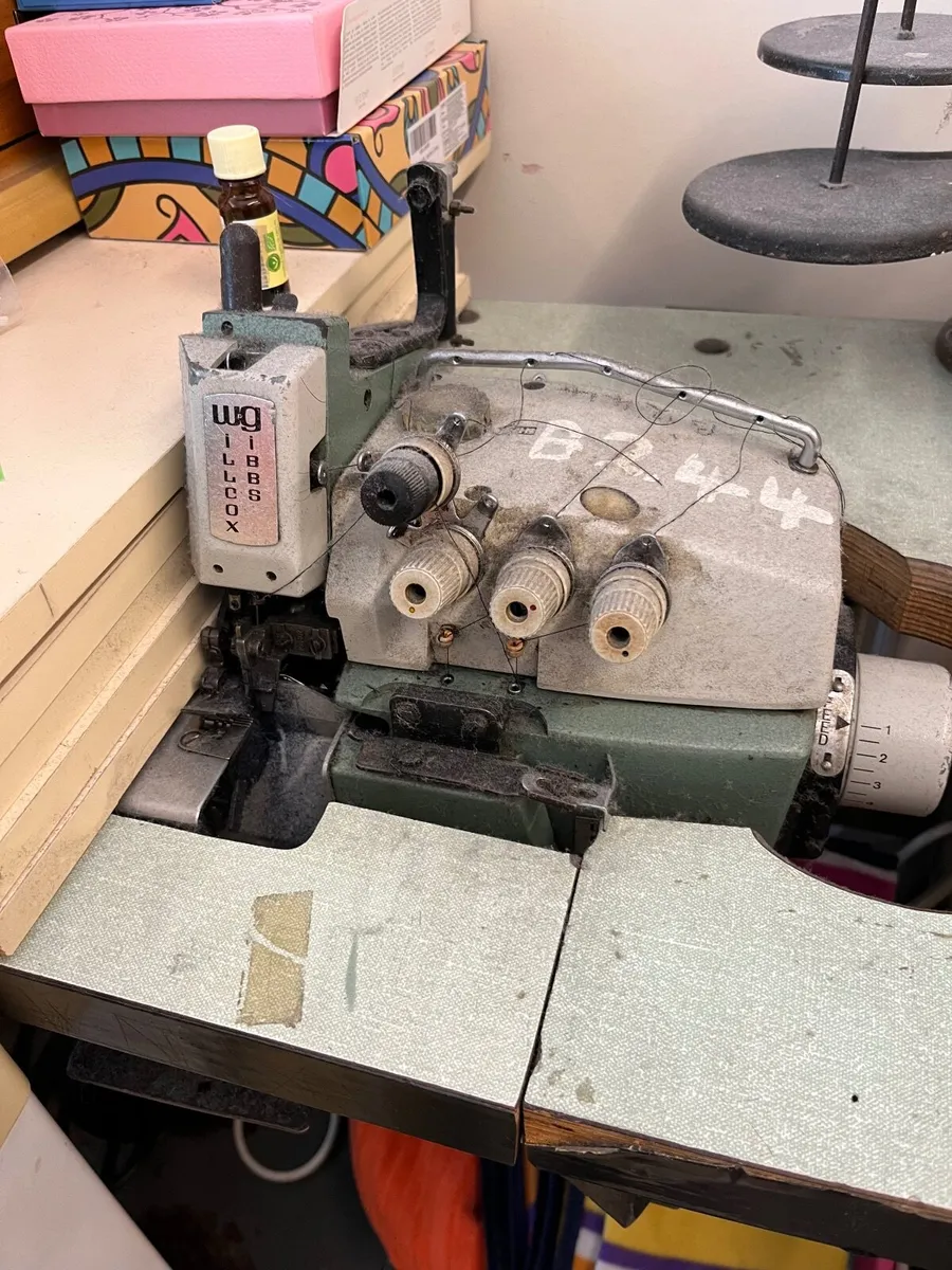 Overlocker sewing machine - Image 2