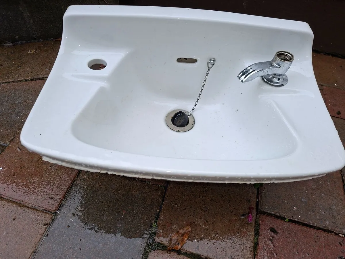 Small wall mounted sink basin