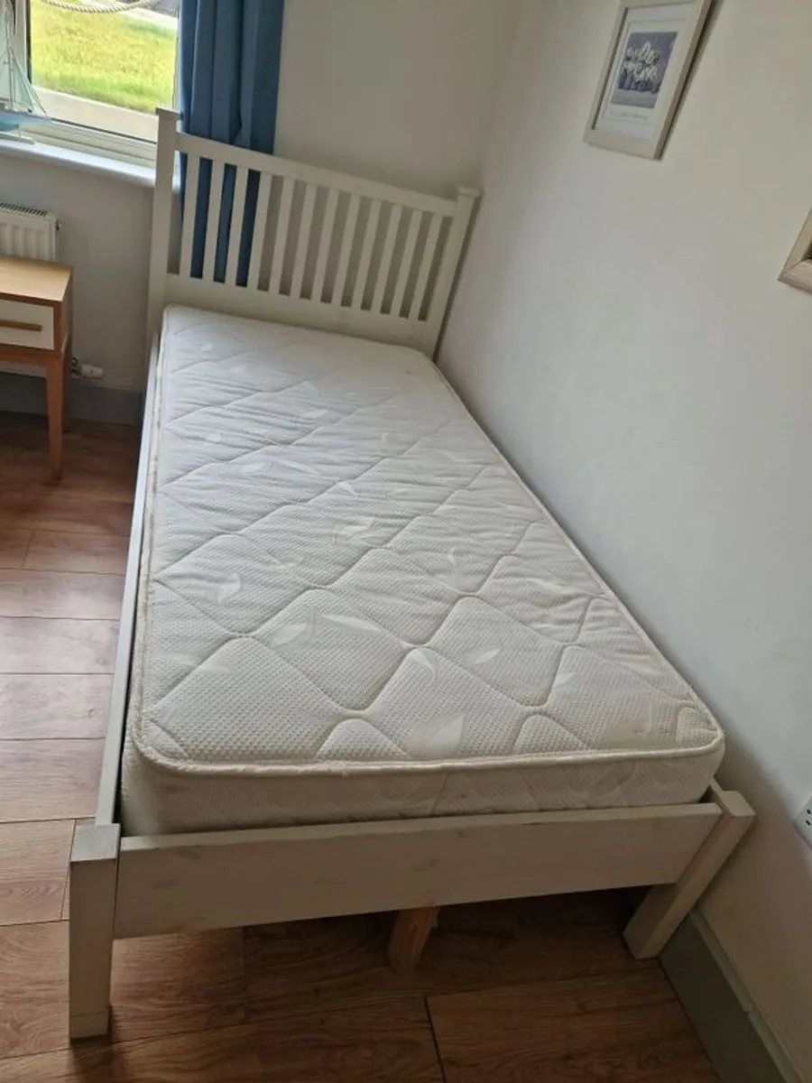 Single bed and mattress + spare mattress - Image 1