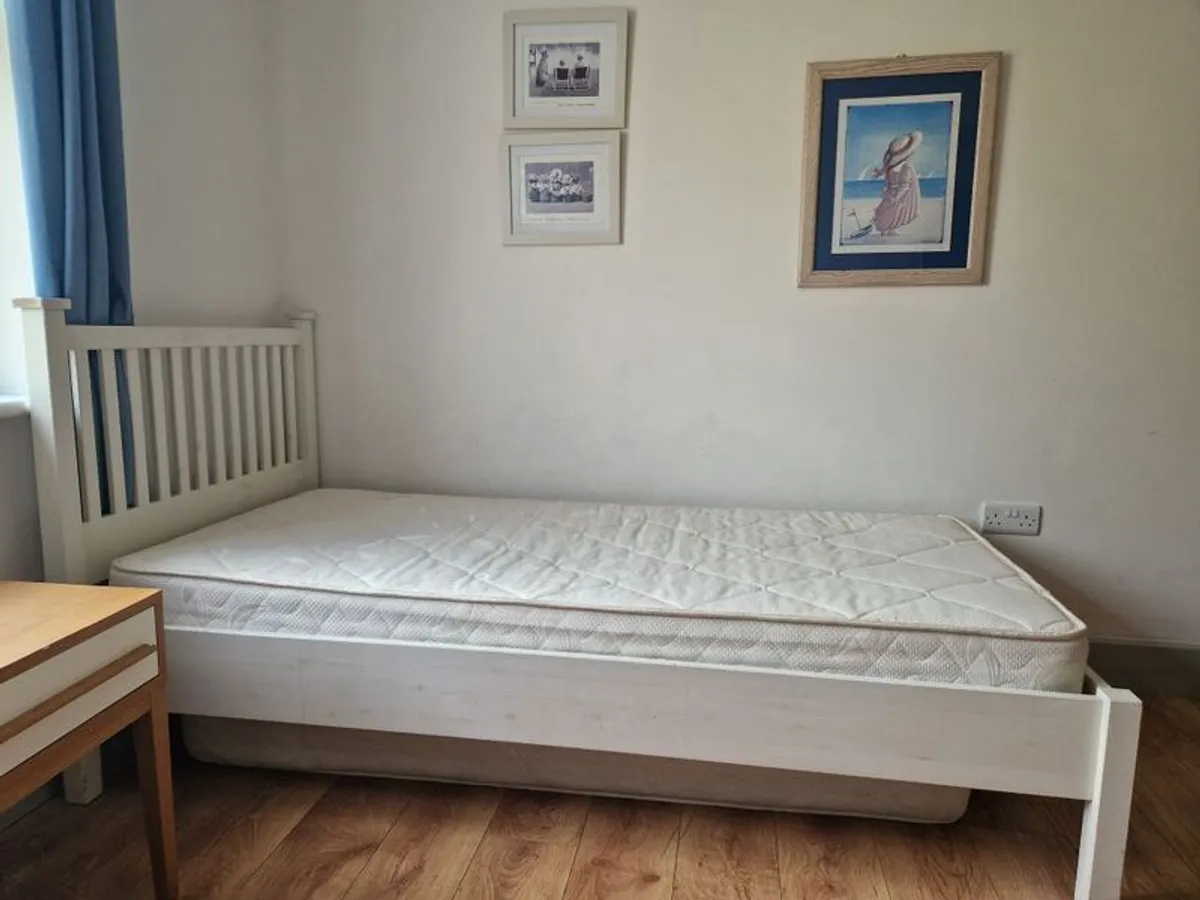 Single bed and mattress + spare mattress - Image 2
