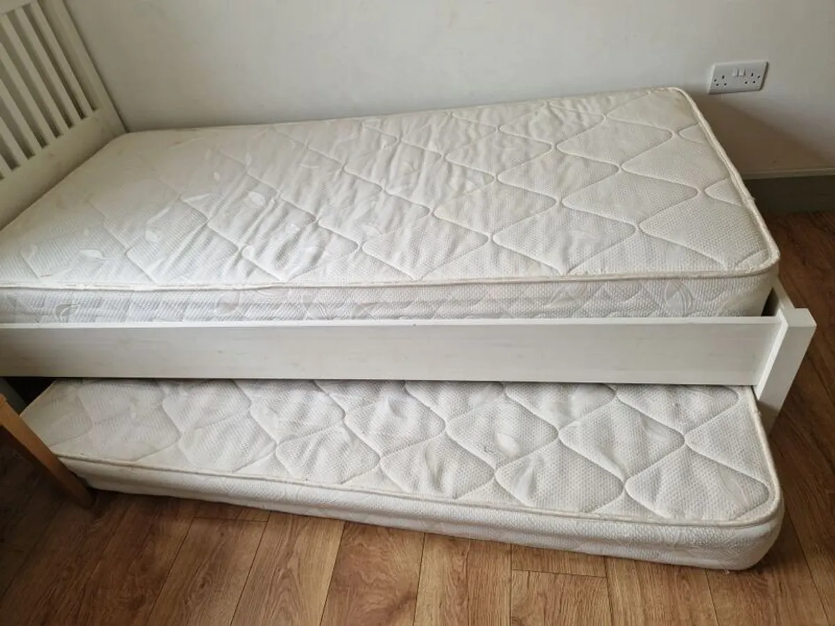 Single bed and mattress + spare mattress - Image 3