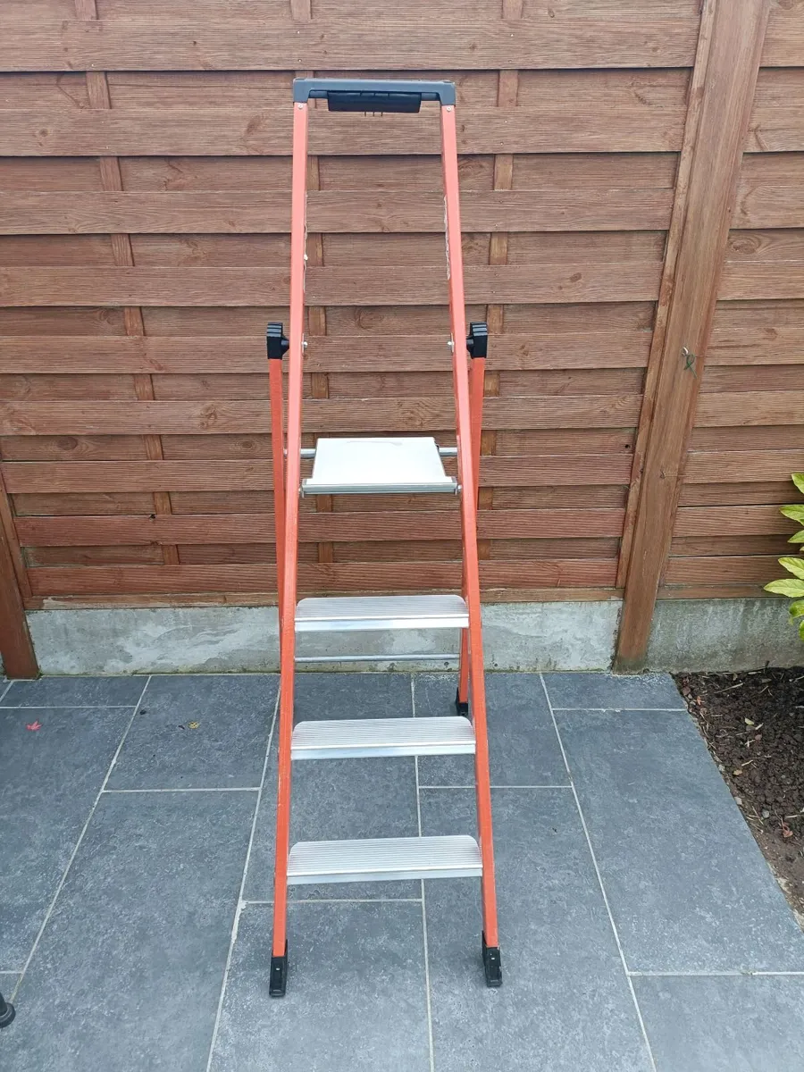 4 thread Fibreglass Platform Stepladder - Image 3