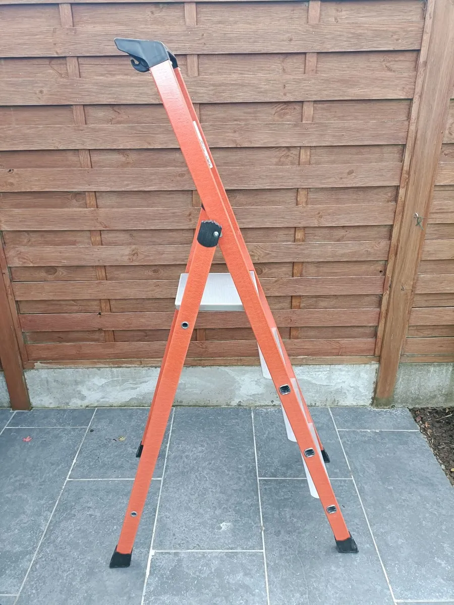 Never used 4 thread Fibreglass Platform Stepladder - Image 4