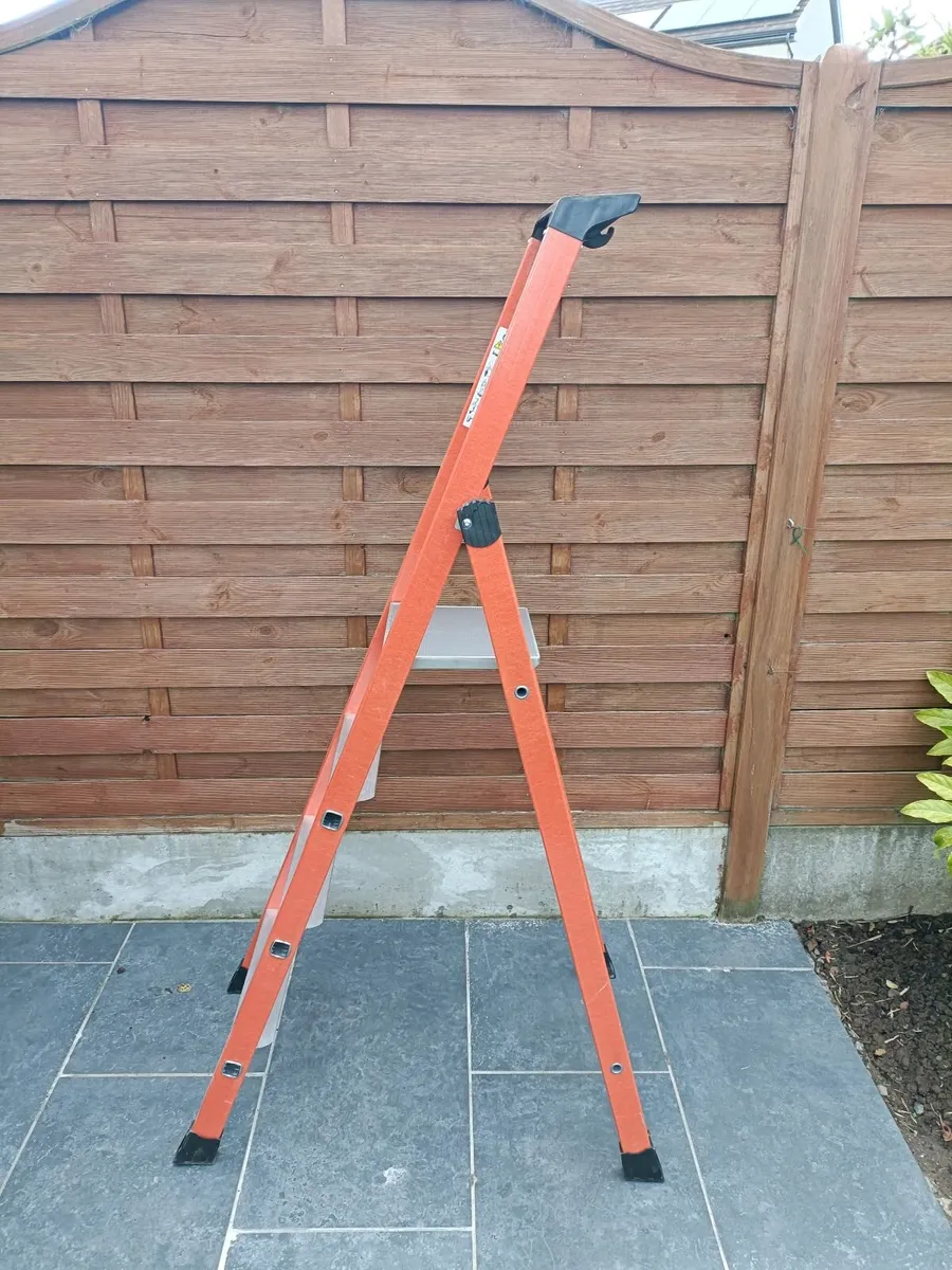 4 thread Fibreglass Platform Stepladder - Image 4
