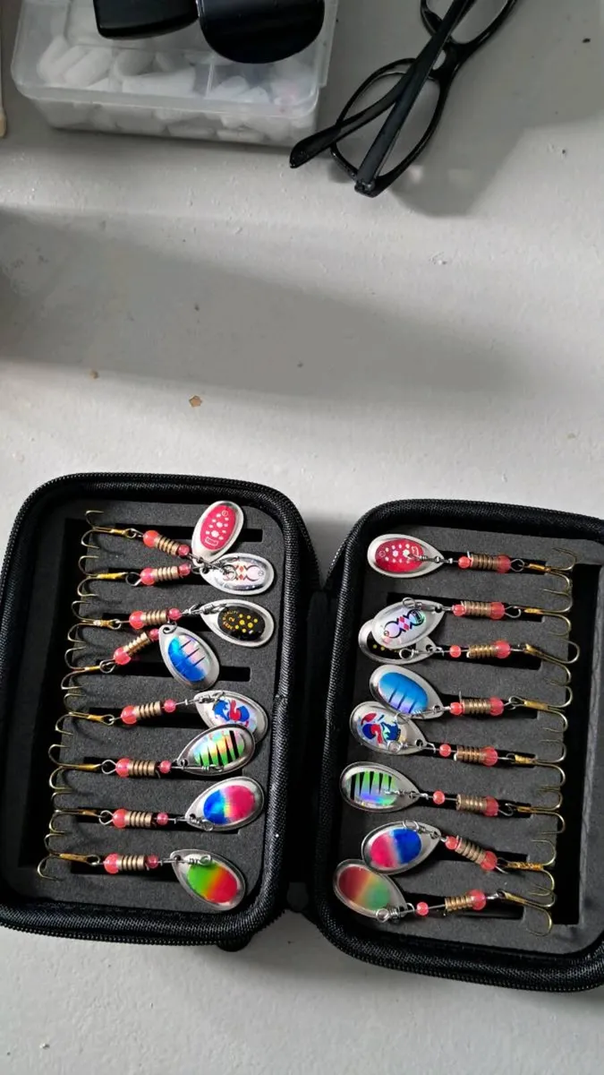 16 Spinners - Image 1