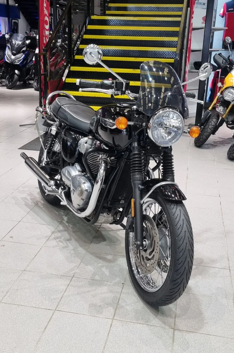 Triumph T120 Bonneville - Image 2