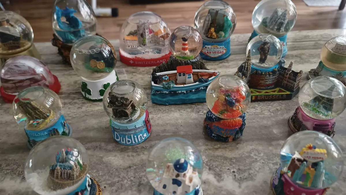Snow Globes from Different Countries - Image 2