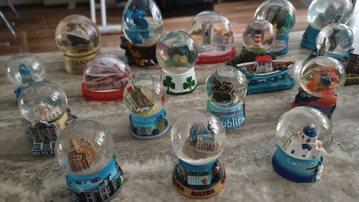 Snow Globes from Different Countries - Image 4