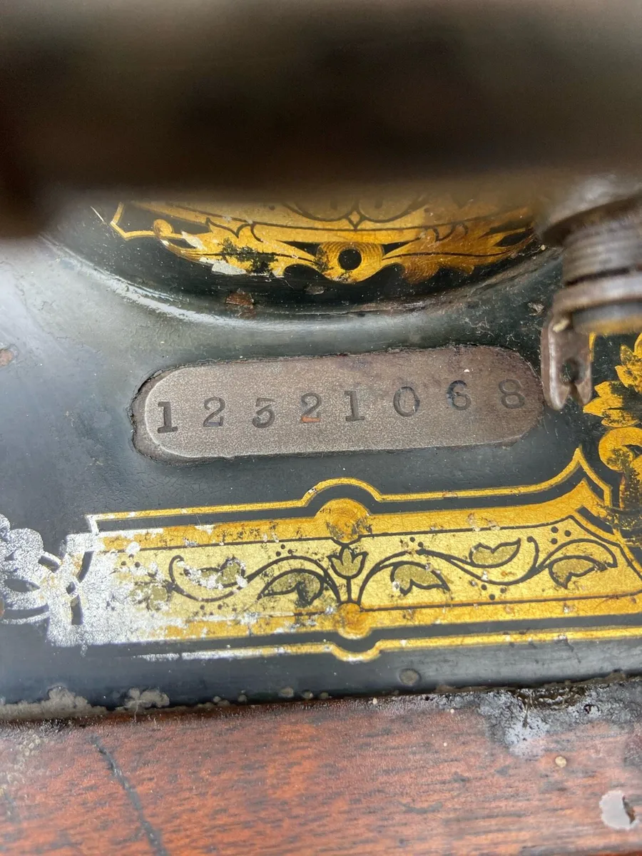Vintage. Singer Sewing Machine - Image 4