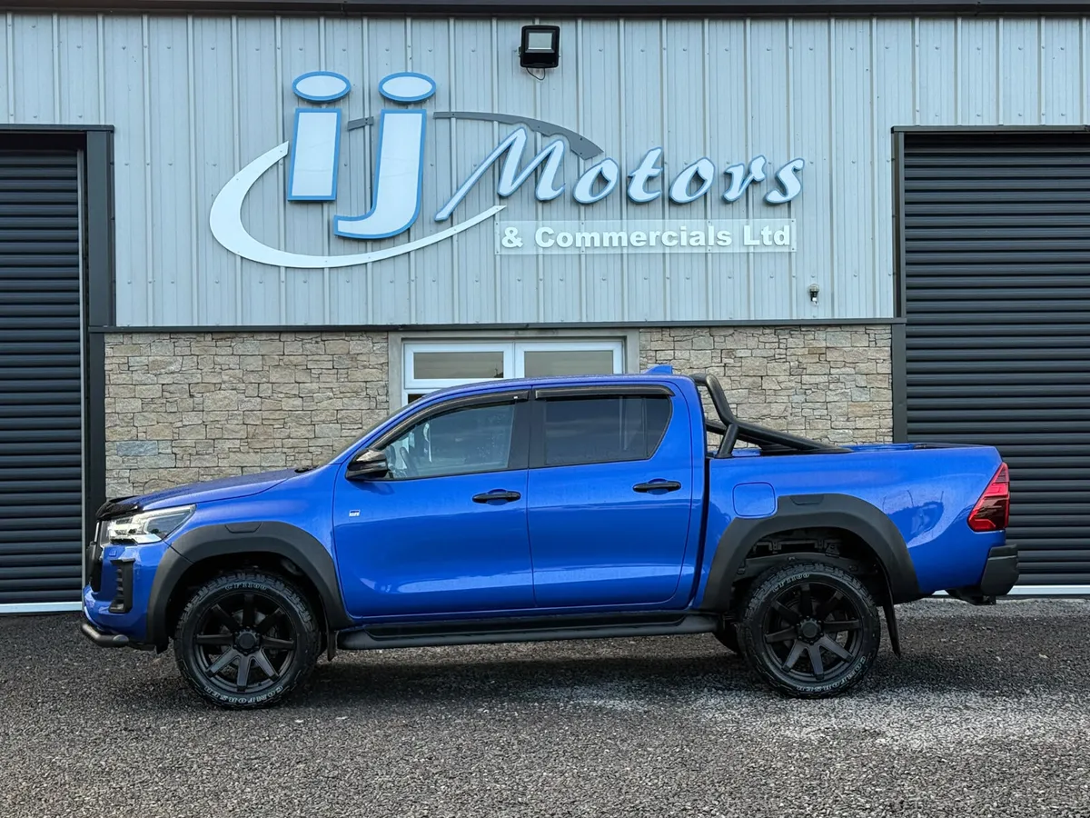 23 TOYOTA HILUX 2.8 D-4D GR SPORT - Image 4