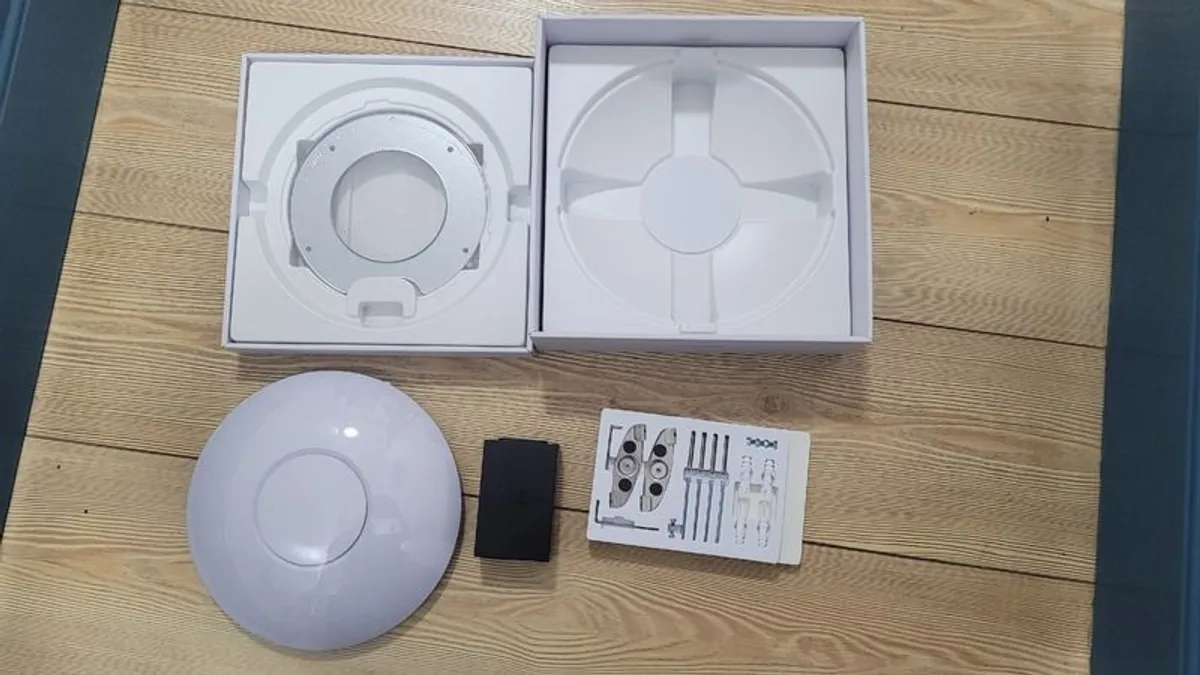 UniFi 6 Long range access point with POE injector - Image 1