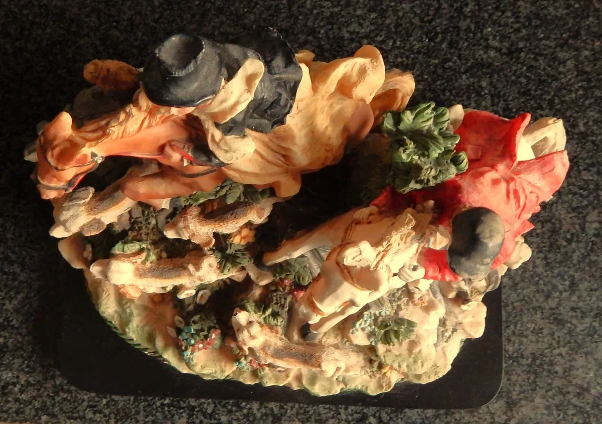 Hunt Scene Figurine on Base - Image 3