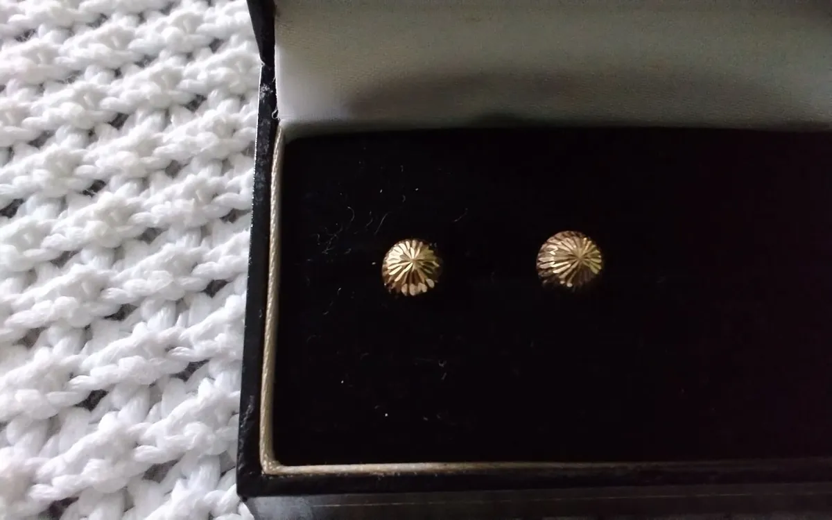 9ct yellow gold diamond cut round stud earrings - Image 2