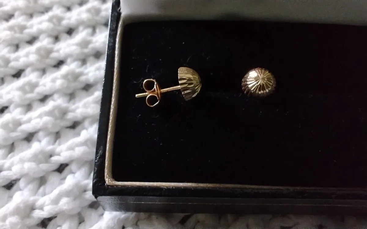 9ct yellow gold diamond cut round stud earrings - Image 3