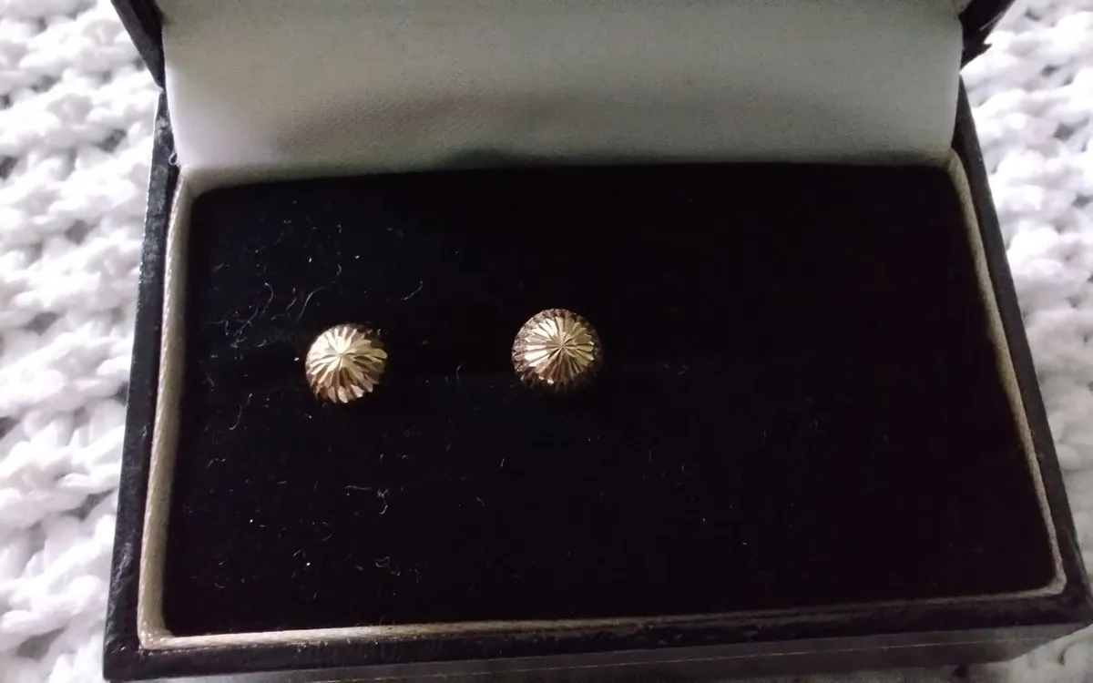 9ct yellow gold diamond cut round stud earrings - Image 1