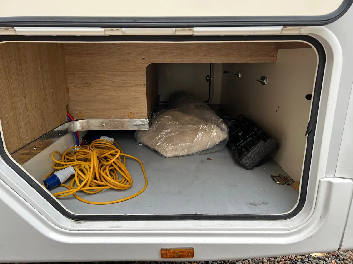Roller Team Auto Roller 746 - 6 berth motorhome - Image 2