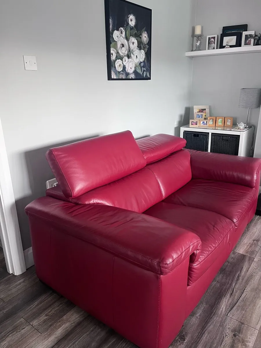 2x Red Leather 2 Seater couches - Image 1